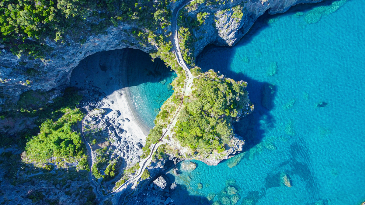 ESCURSIONE IN BARCA CON ELETTRA TRA ISOLA DINO E ARCOMAGNO