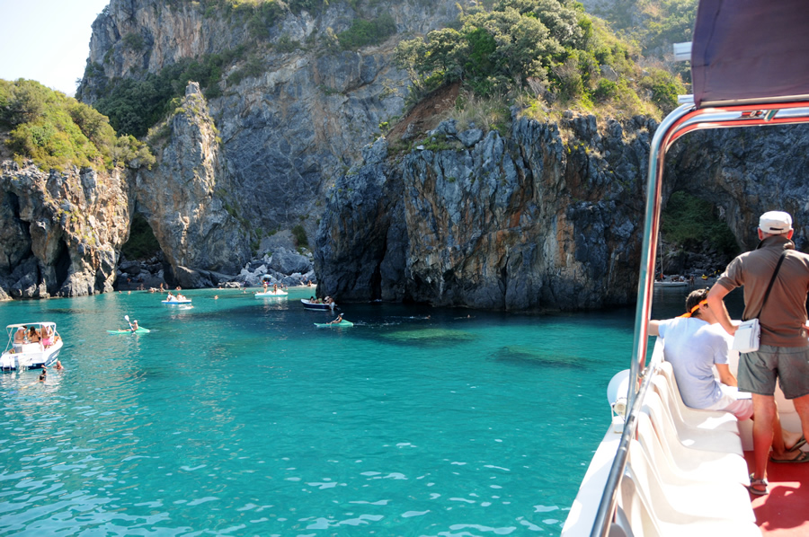 ESCURSIONE IN BARCA CON ELETTRA TRA ISOLA DINO E ARCOMAGNO